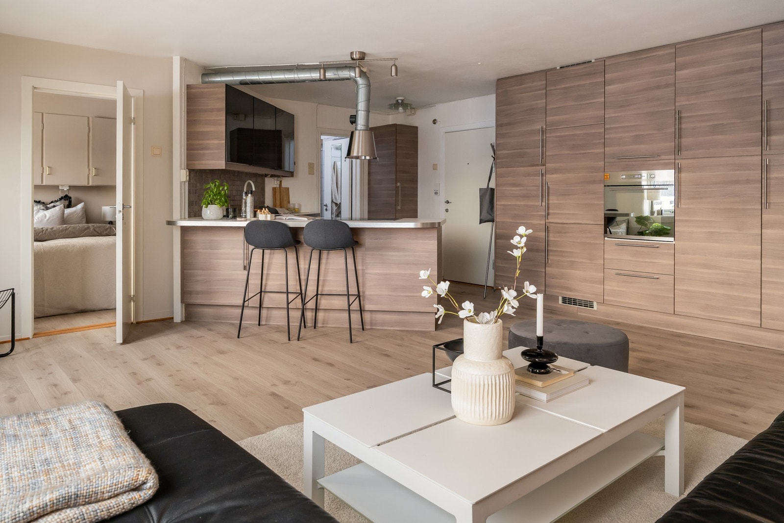 Leiligheten er malt i lyse, moderne farger. Galleribilde