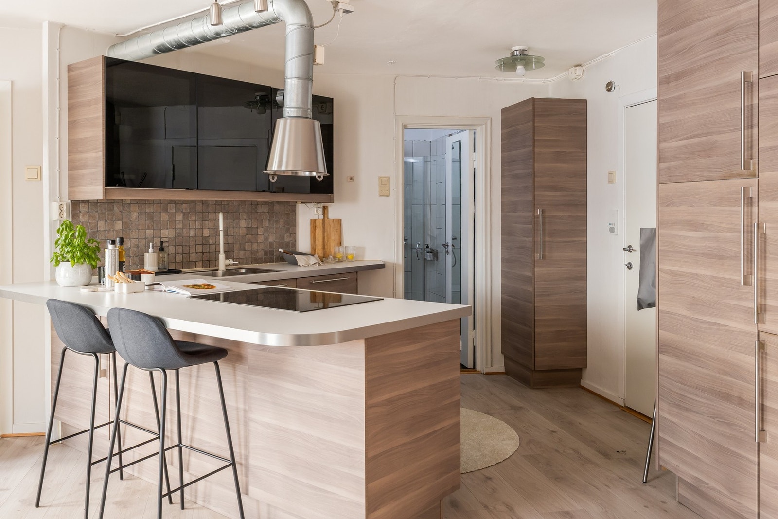 Pent kjøkken med praktisk halvøy og barløsning. Galleribilde