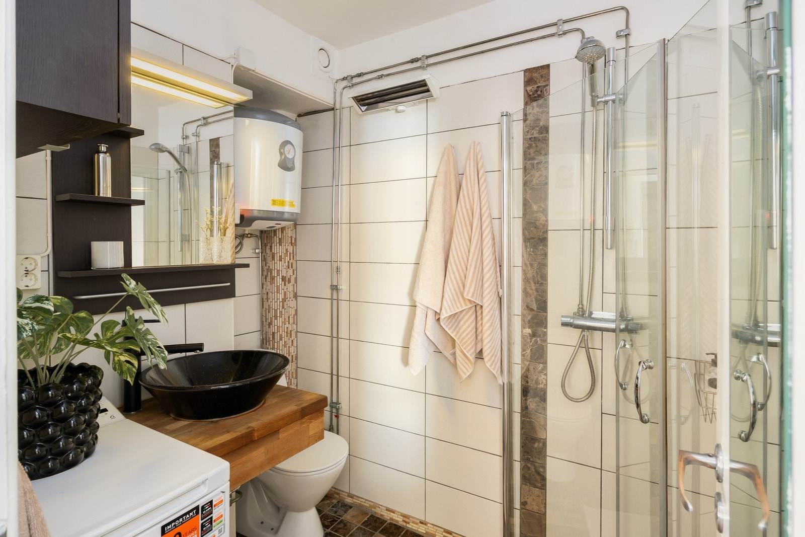 Pent flislagt bad med varme i gulv. Galleribilde