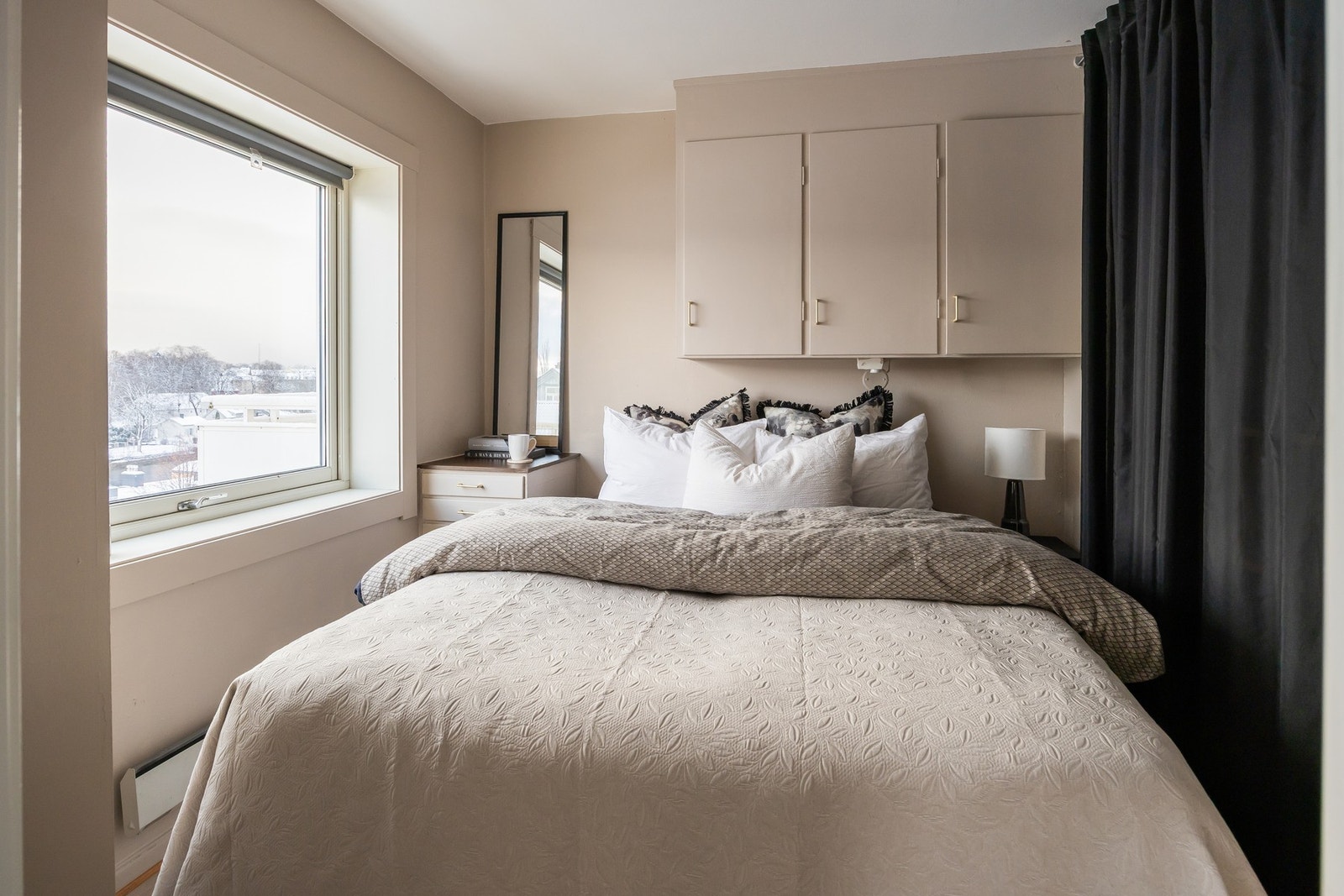 Soverom med plass til dobbeltseng. Galleribilde