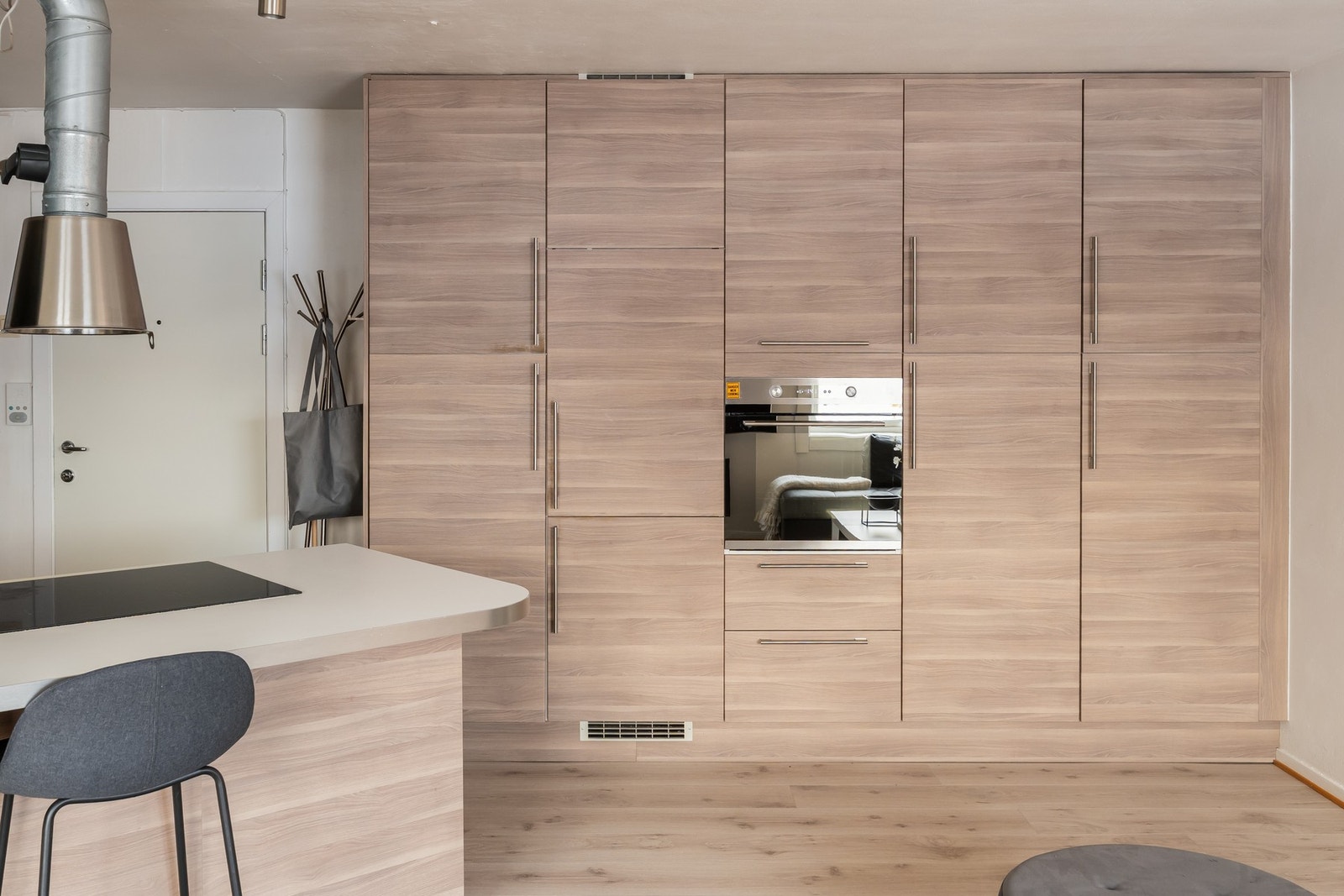 En hel vegg med skap gir mye oppbevaringsplass. Galleribilde