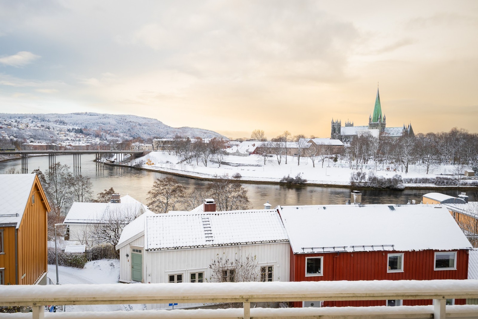 Praktfull utsikt mot Nidelva, Nidarosdomen og byen. Galleribilde