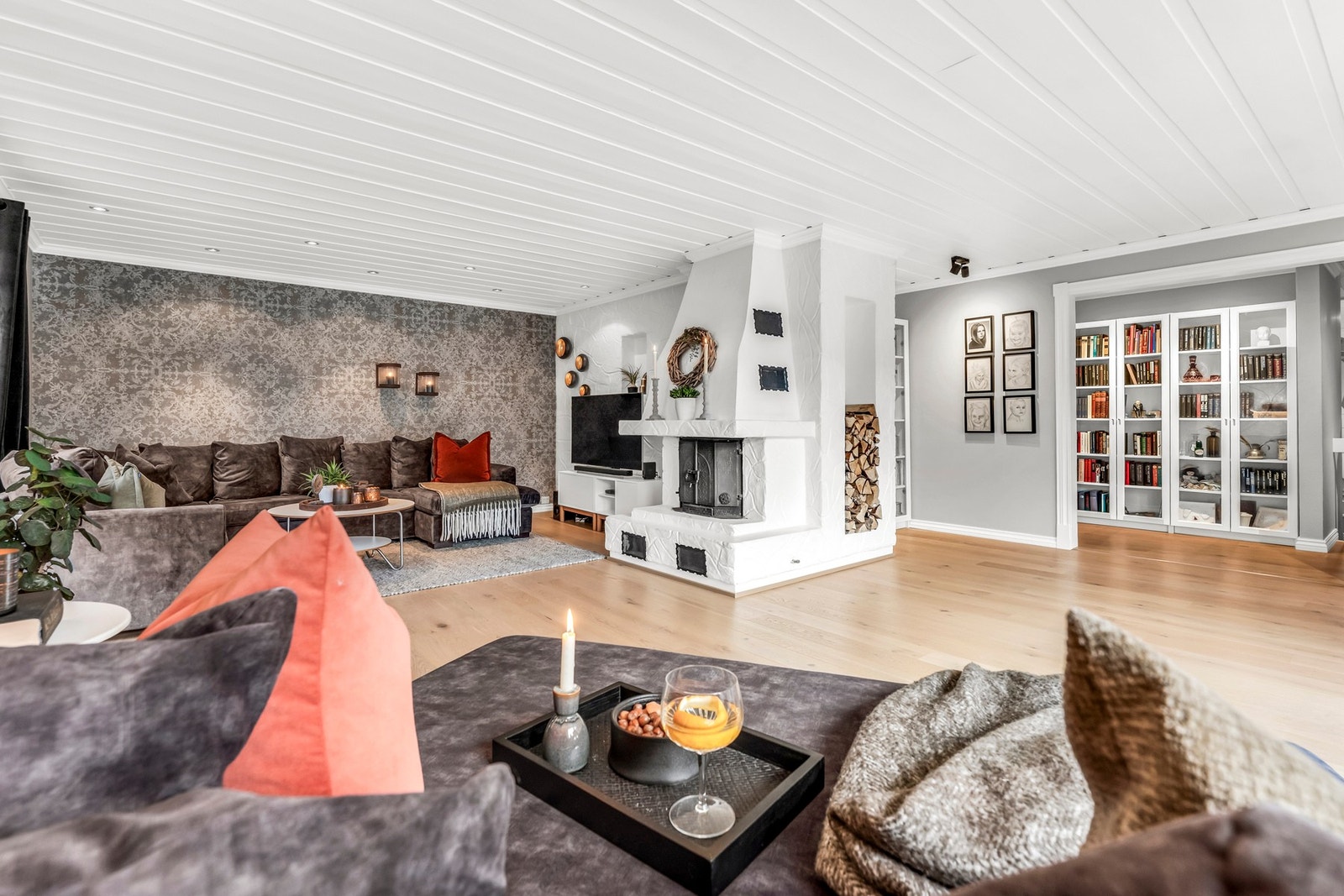 Boligen har store stuearealer i første etasje Galleribilde