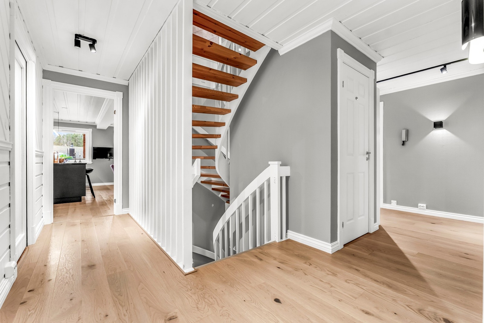 Romslig trappegang i første etasje og dør til toalettrom Galleribilde