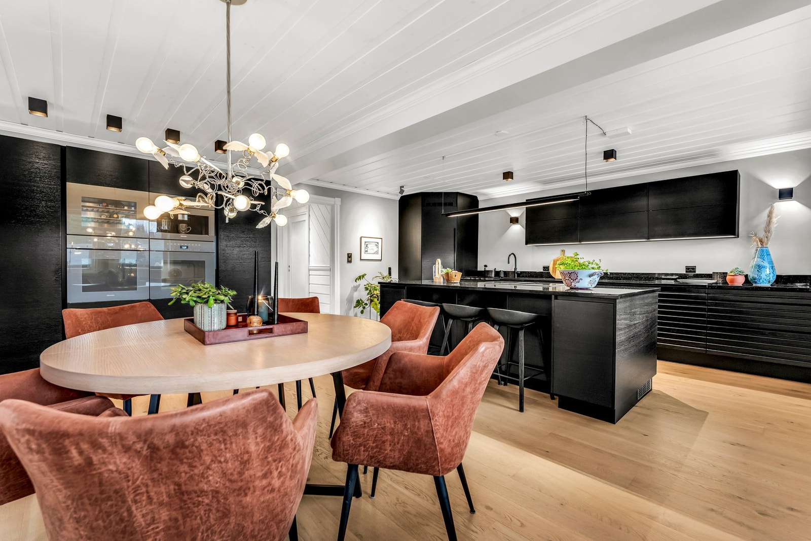 Nydelig kjøkken med stor påkostet innredning fra kvalitetsleverandøren HTH og hvitevarer fra Miele Galleribilde