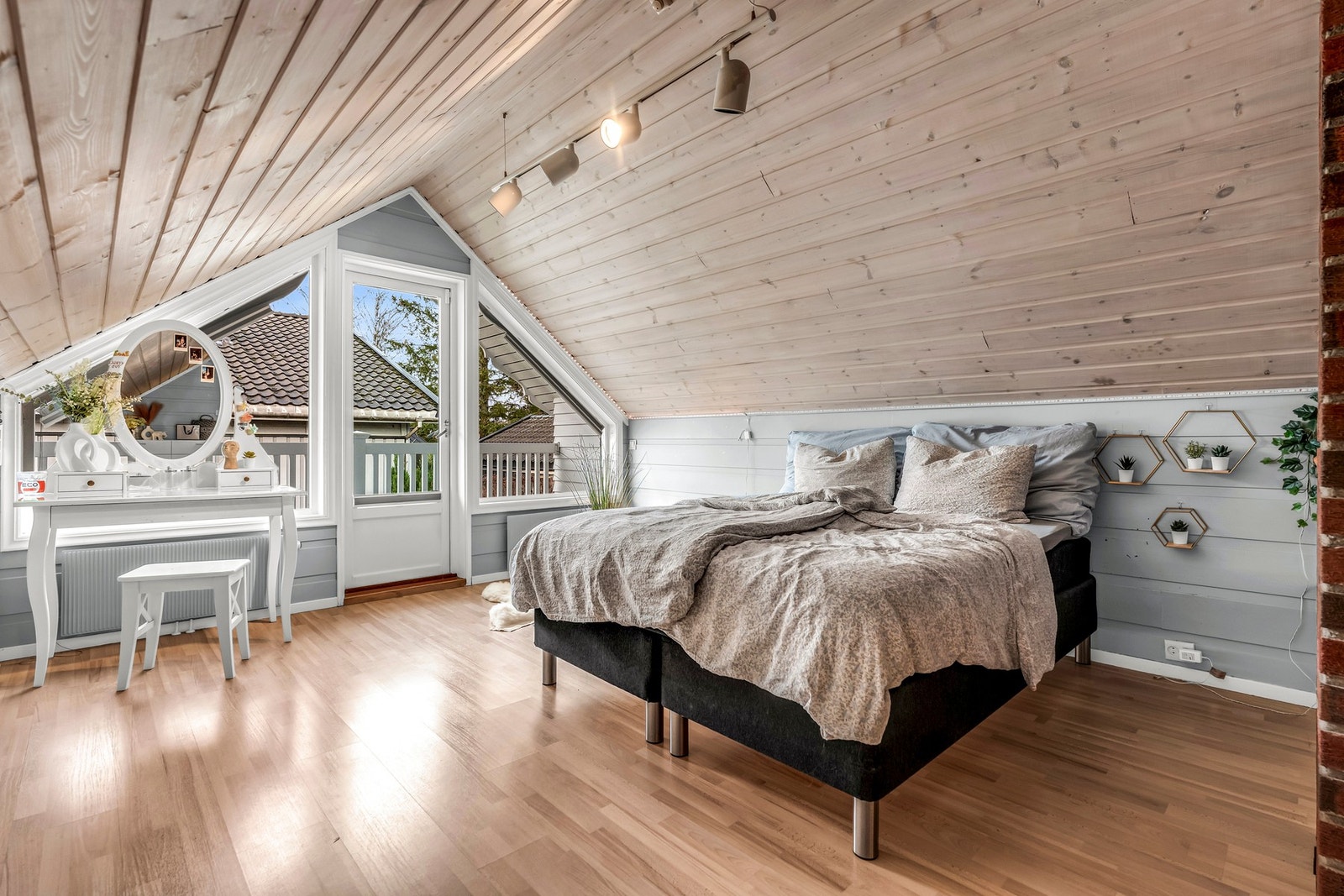 Soverom 1 i loftsetasjen. Alle soverom i denne etasjen har utgang til balkong Galleribilde