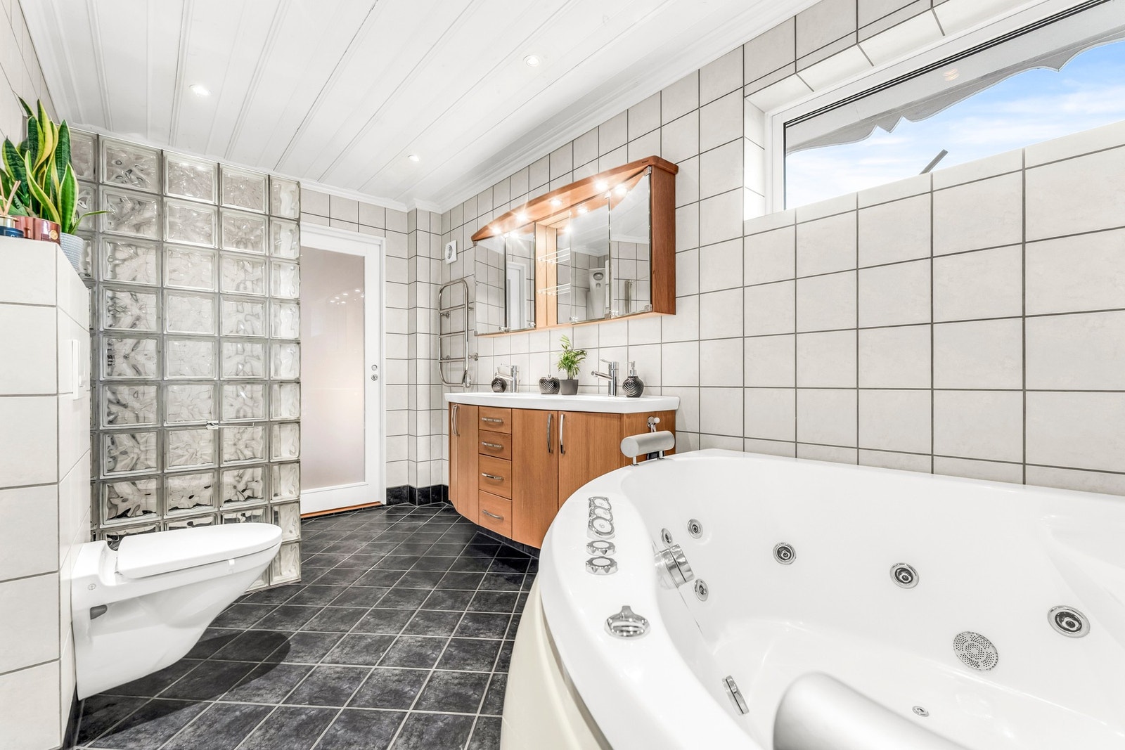 Badet i første etasje med adkomst blant annet fra hovedsoverommet Galleribilde