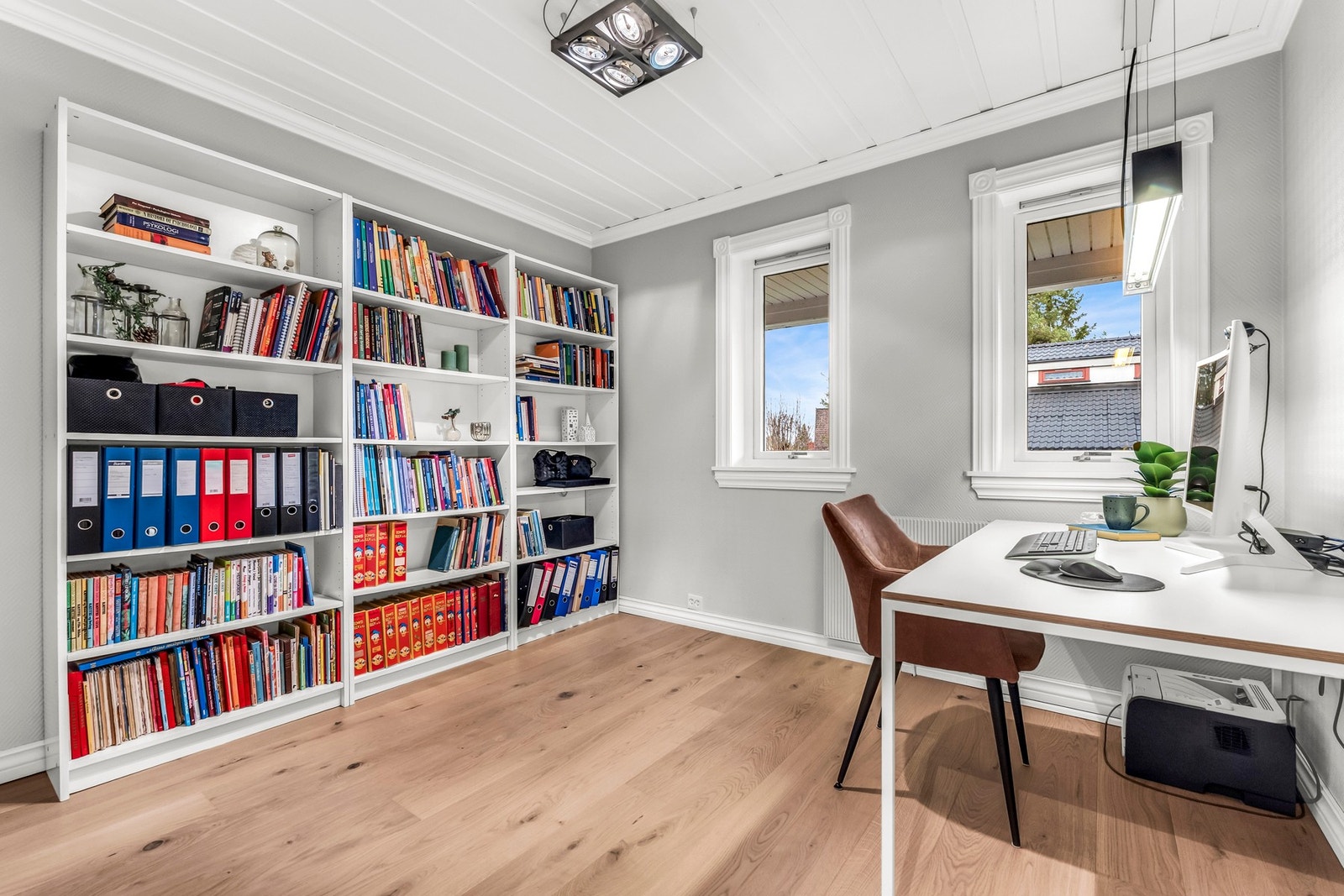 Soverom/kontor i første etasje som er benevnt som tv-stue på byggetegninger Galleribilde