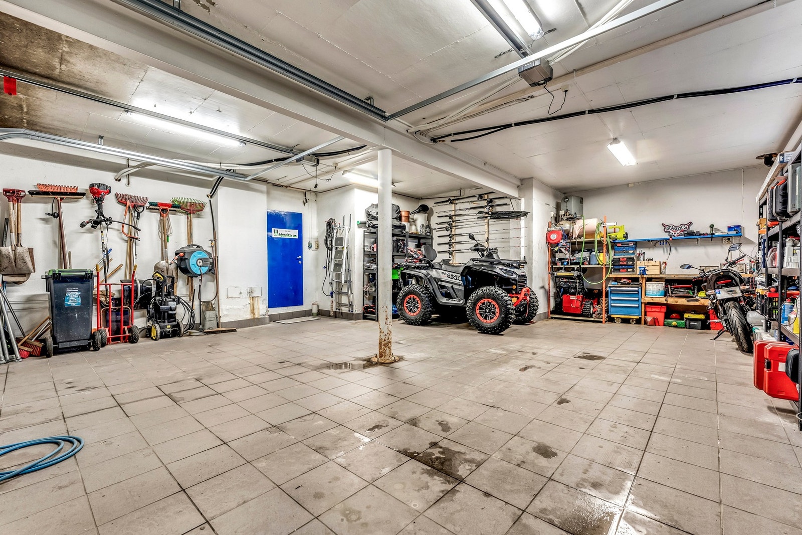 Suveren garasje i boligens underetasje med direkte adkomst til boligen Galleribilde