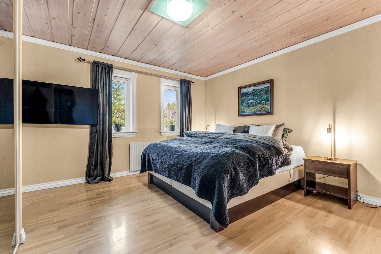 Hovedsoverom i første etasje med skyvedørsgarderobe og utgang til balkong Galleribilde