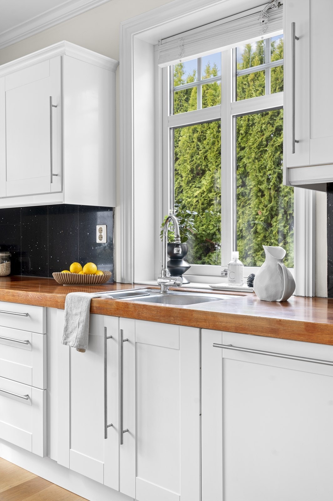 Videre har kjøkkenet integrert induksjonstopp, stekeovn, micro, oppvaskmaskin og kombinert kjøleskap/fryser. Galleribilde