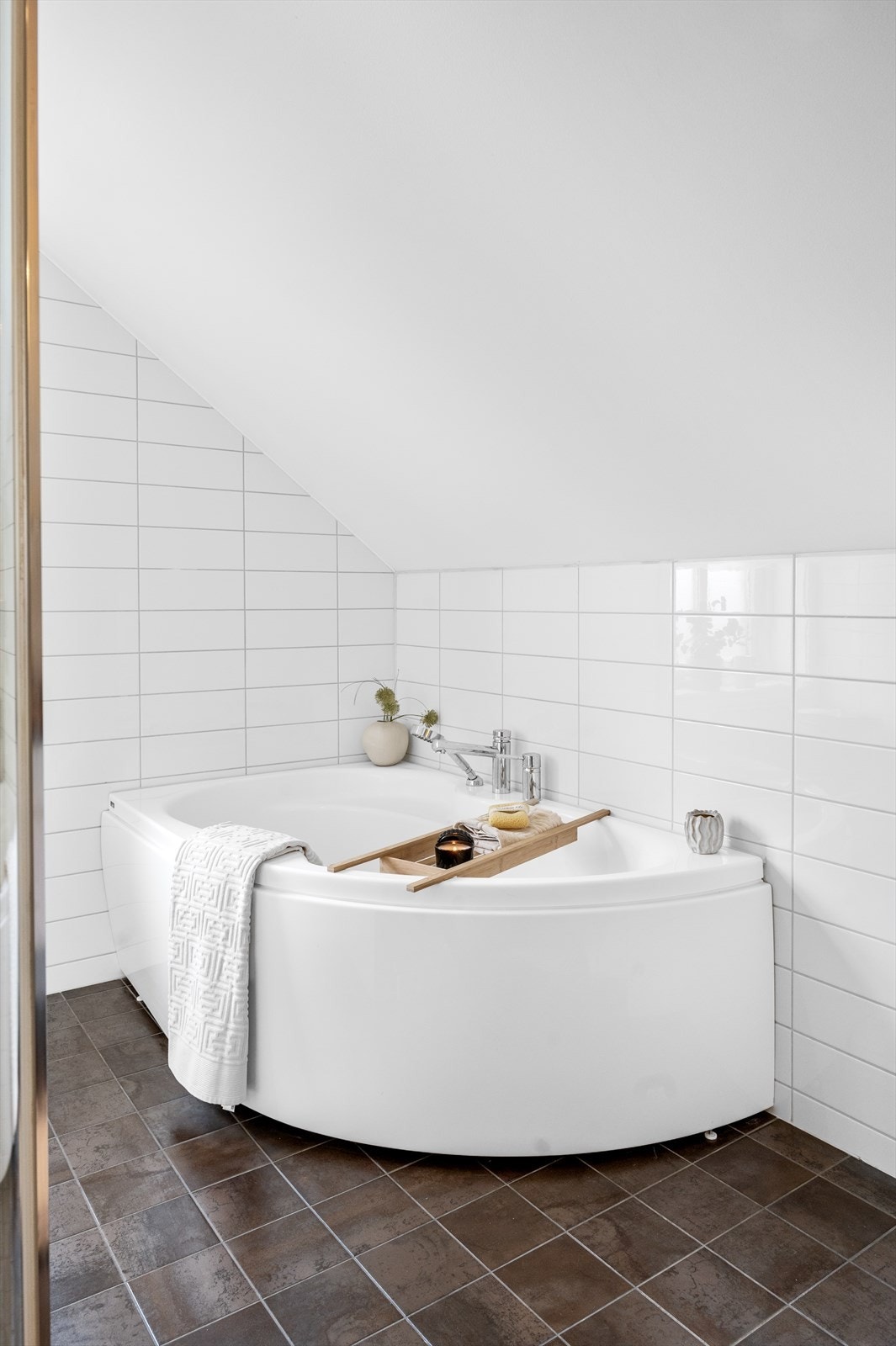 På kalde vinterdager eller etter en intens treningsøkt, er det ingenting som kan måle seg med en avslappende kveld i et varmt badekar fylt med velduftende vann. Galleribilde