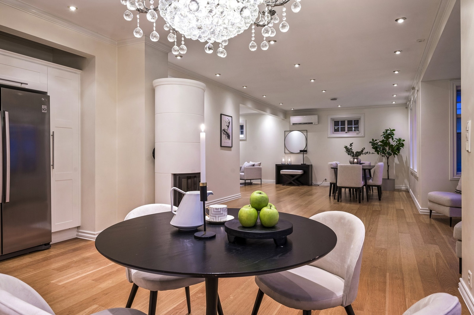 Hele boligen har gjennomgående behagelig fargevalg som gjør dette til et innbydende hjem. Galleribilde