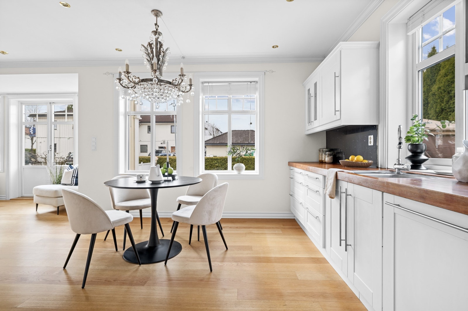 Det er rikelig med oppbevaringsplass i både skuffer og takhøye skap. Den store benkeplassen gjør at du enkelt kan diske og lekre middager til familie og venner. Innredningen er av glatte fronter og benkeplate i heltre med nedfelt vask- og skyllekum. Galleribilde