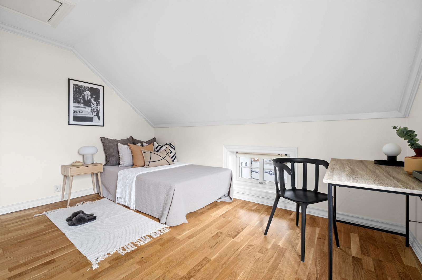 Soverommene har mange bruksmuligheter. Soverom II er i
nnredet som gjesterom/kontor. Galleribilde