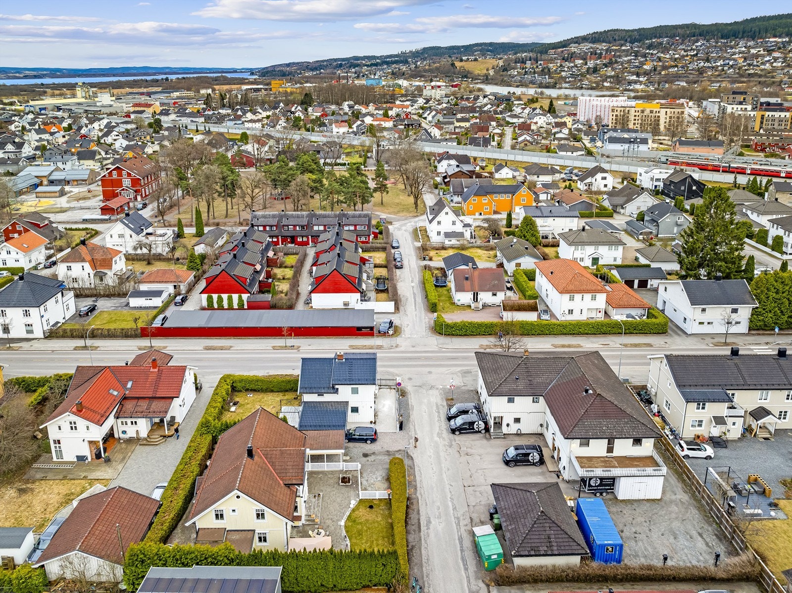 Fra boligen er det kun noen få meter bort til Sørumsparken, som byr på grøntareal og flere lekeapparater. På kulturfronten står Lillestrøm for store nysatsinger og kan by på et rikt uteliv. Galleribilde