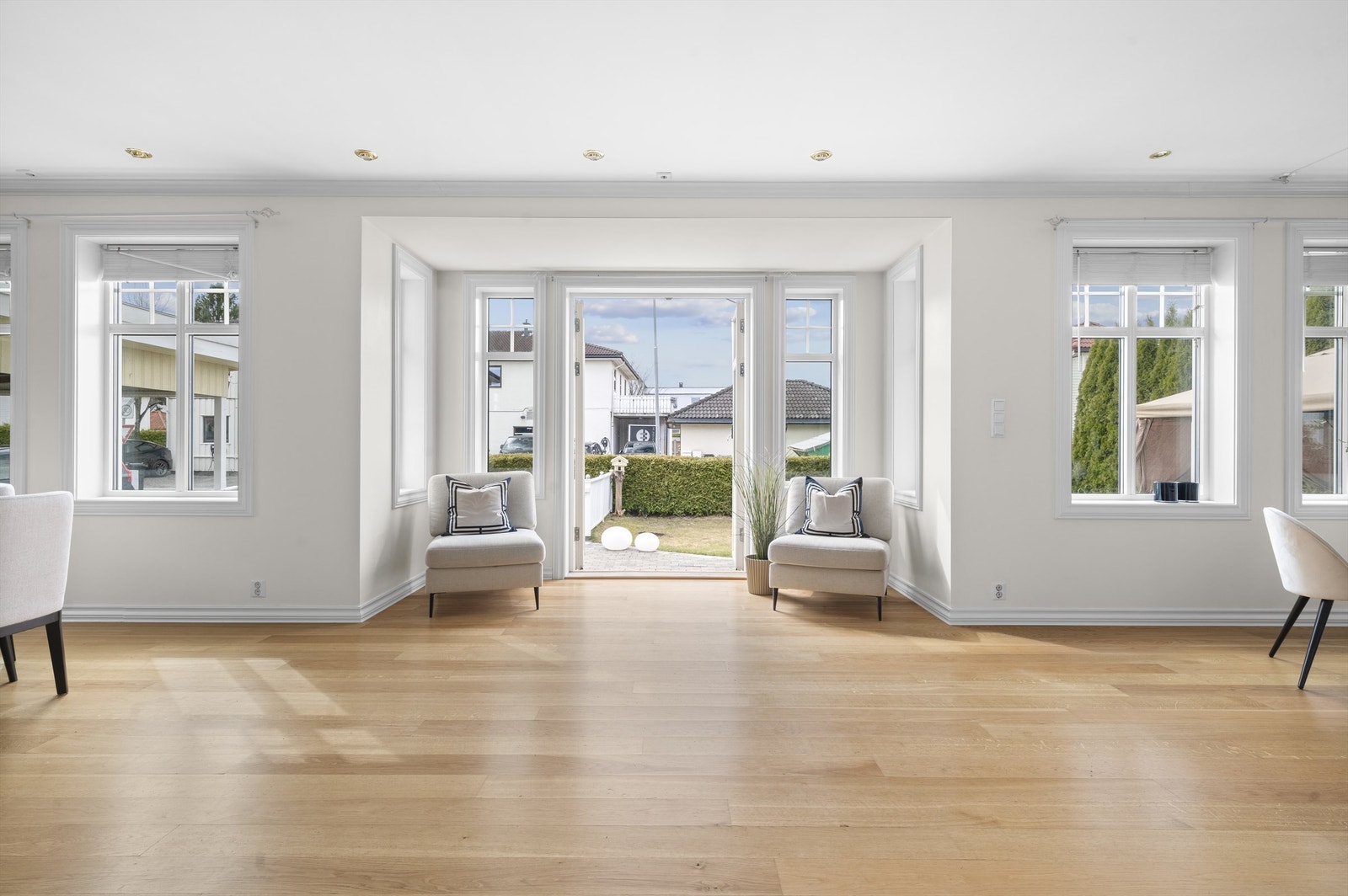 Med de store dobbeltdørene kan du åpne skikkelig opp for å komme deg ut til hagen. Galleribilde