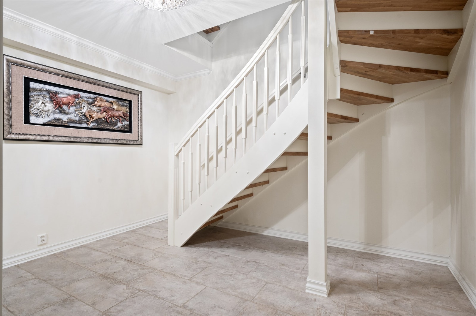 Underetasjen er innholdsrik med flere innredningsmuligheter. Det gjøres oppmerksom på at rommene i underetasjen er opprinnelig byggemeldt som disponibelt rom, bod og fremtidig bad og er derfor ikke godkjent for varig opphold. Se pkt. ferdigattest Galleribilde