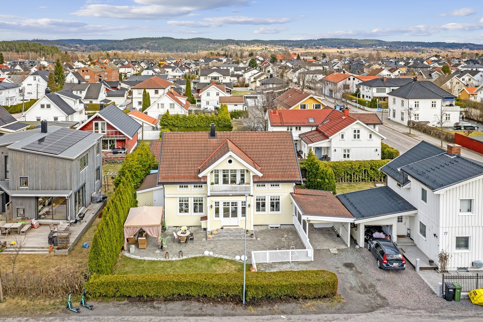 Eiendommen ligger fint plassert i et rolig og barnevennlig nabolag. Galleribilde