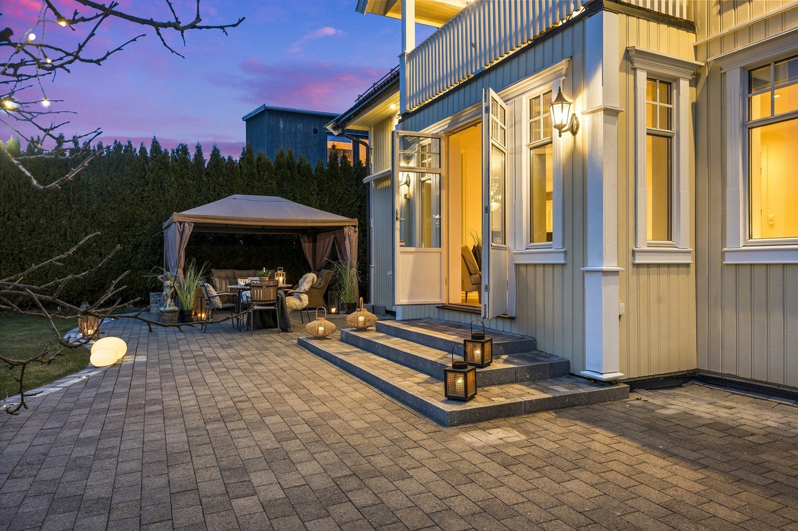 Boligen er ypperlig for en større familie, eller for de som ønsker litt plass rundt seg. Området er både populært og barnevennlig, og byr på et godt utdanningstilbud, samt nærhet til handel og rekreasjon. Foto: Peter Futo/Cool Pics AS Galleribilde