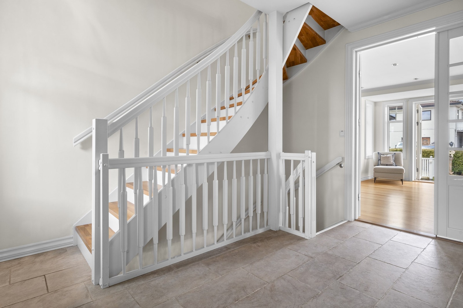 Lekre gulvfliser med behagelig varme ønsker oss varmt velkommen. Her er det god plass til å ta imot gjester. Galleribilde