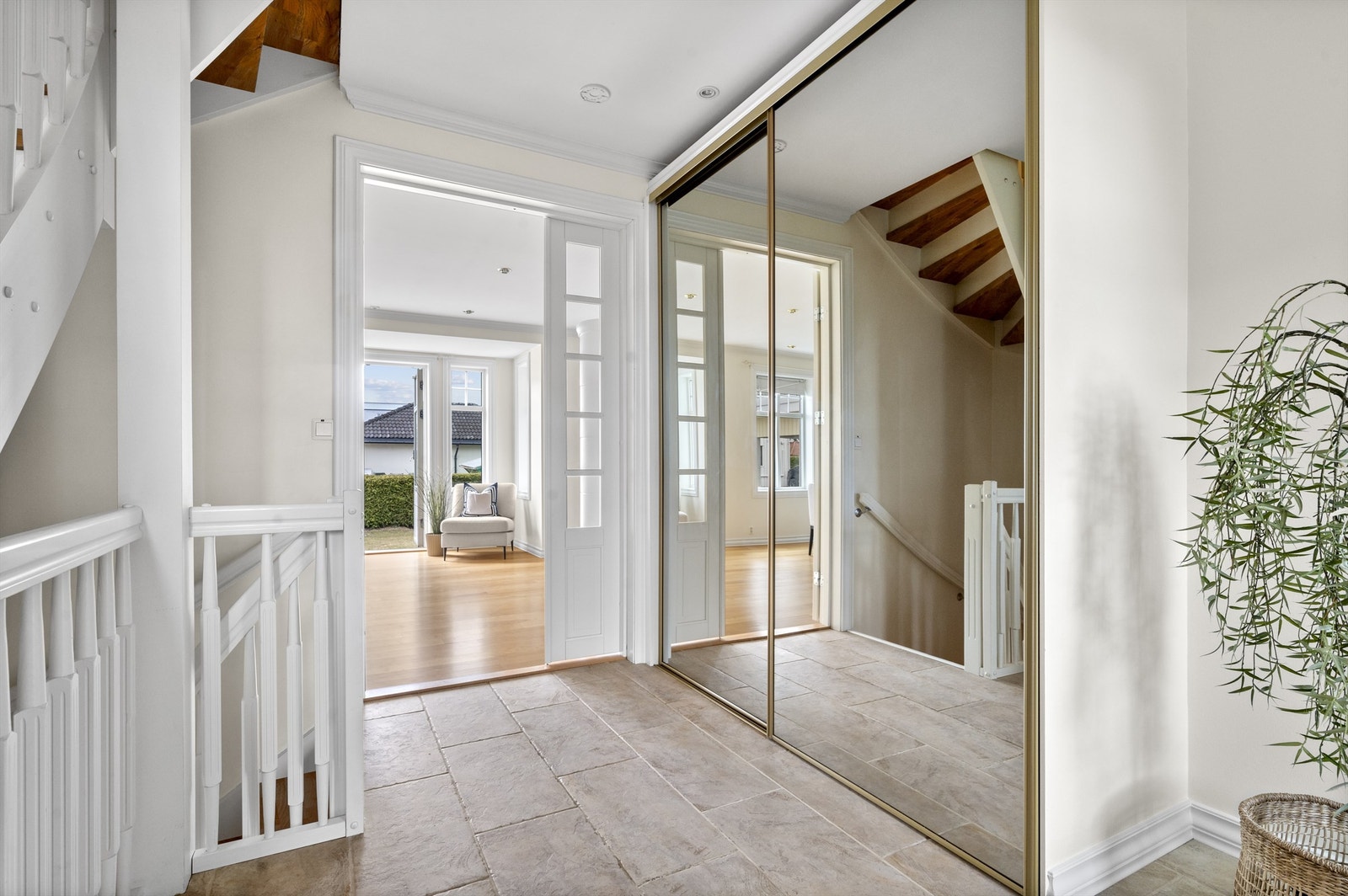 Praktisk inngangsparti med stort skyvedørsgarderobe for familiens sko, yttertøy og utstyr. Galleribilde