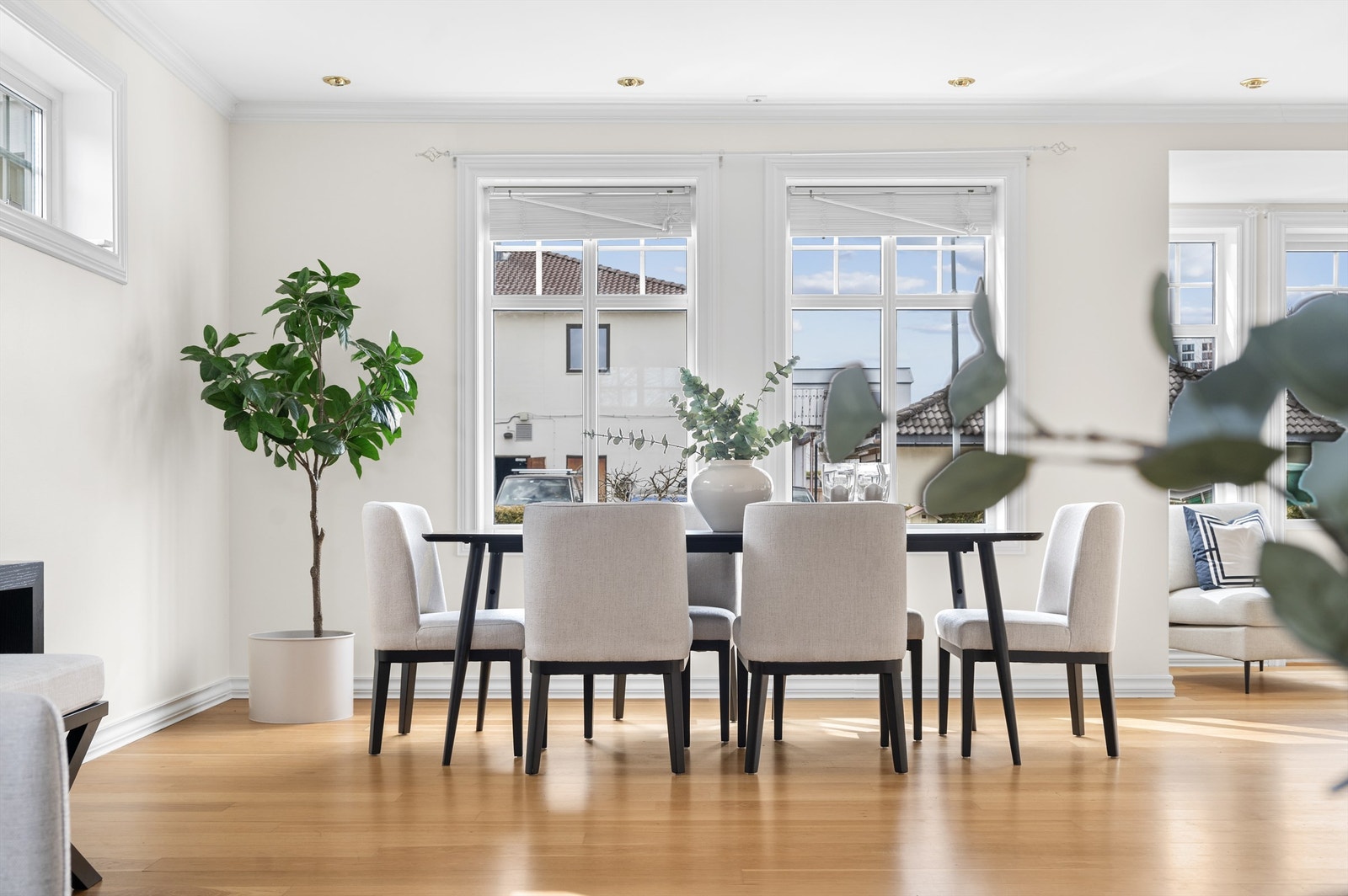 Spisestuen har god plass til langbord, perfekt for den som er glad i å invitere gjester! Galleribilde