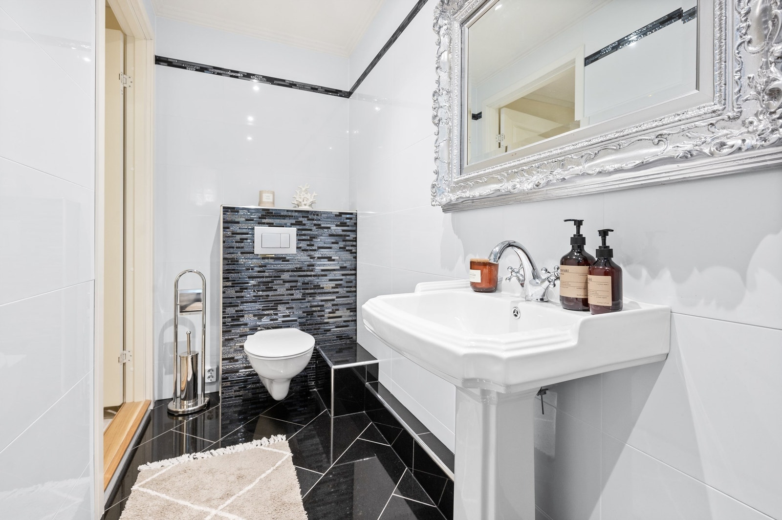 Romslig og pent flislagt bad/wc med varmekabler i gulv. Galleribilde