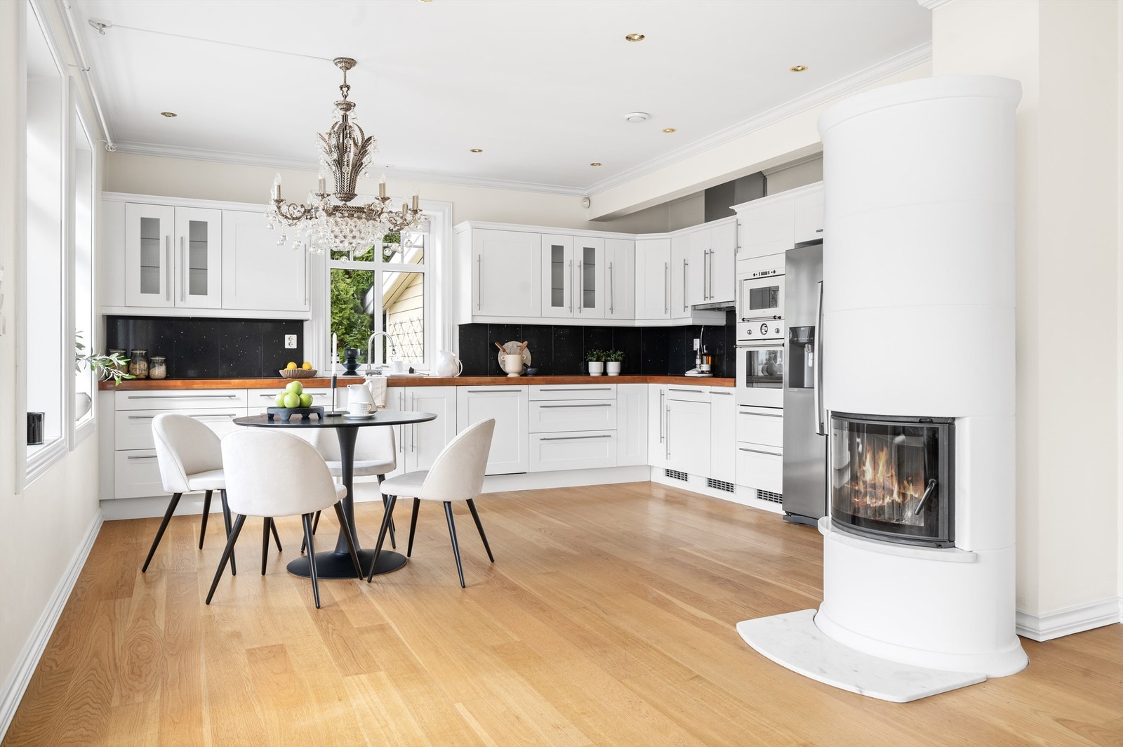 For de fleste er kjøkkenet et av de viktigste rommene i hjemmet. Boligens kjøkken er i en praktisk og sosial åpen løsning mot stuen. På kjøkkenet er det plass til et mindre spisebord for de raske måltidene i hverdagen. Galleribilde