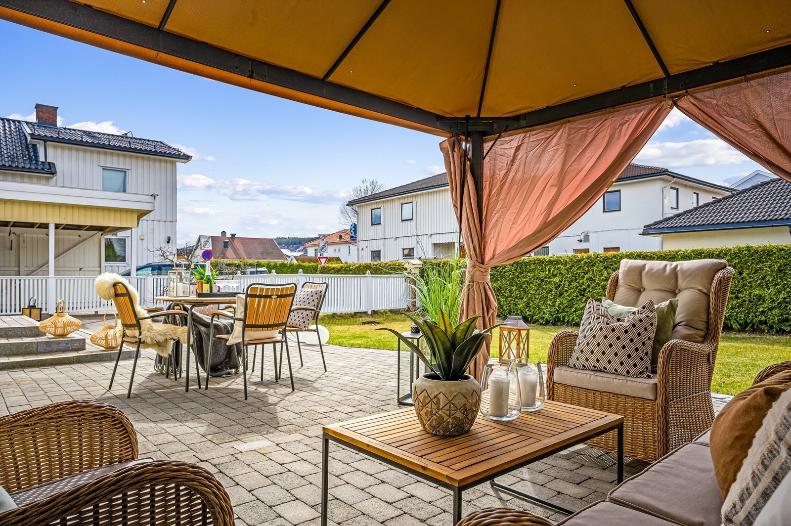 Uteplassen har gode solforhold og idyllisk atmosfære og vil være et perfekt sted for utemiddager og solbading. Galleribilde