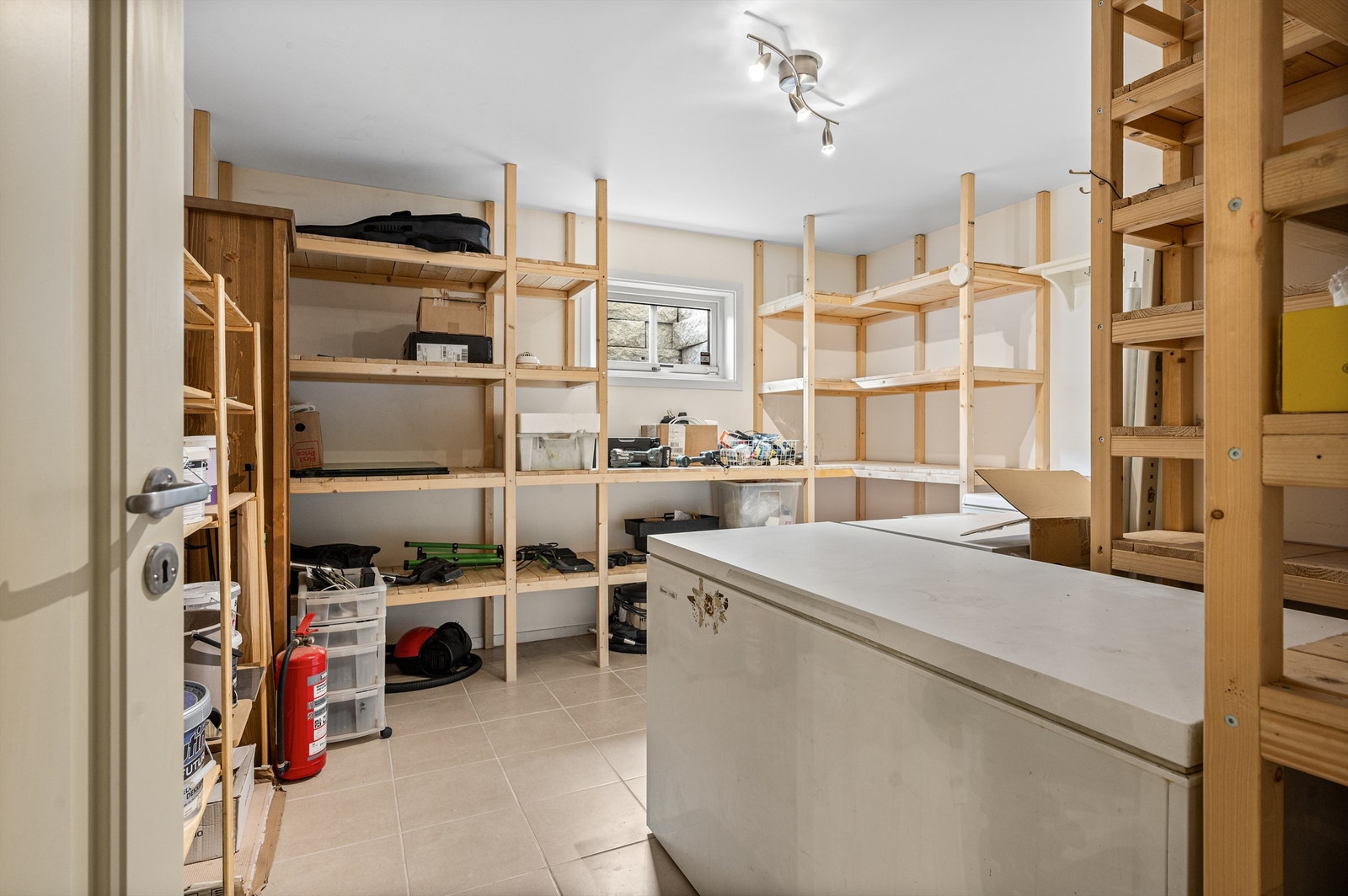 Meget god størrelse i boden i underetasjen for enda mer oppbevaring. Galleribilde