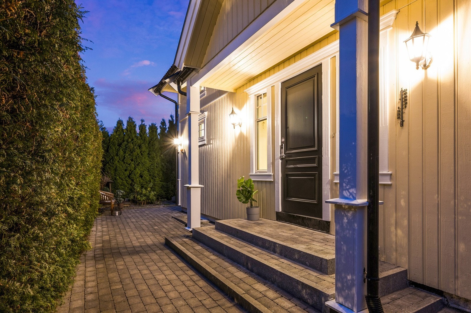 Boligen har et representativt inngangsparti med trapp pp til entrédøren. Velkommen inn! Galleribilde