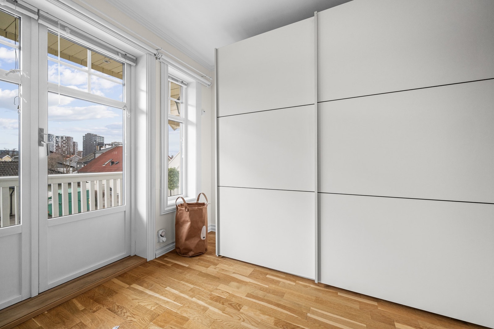 Rommet har godt med vindusflater som slipper inn rikelig med lys og gjør at rommet føles luftig og romslig. Fra dette rommet er det utgang til en hyggelig veranda. Galleribilde