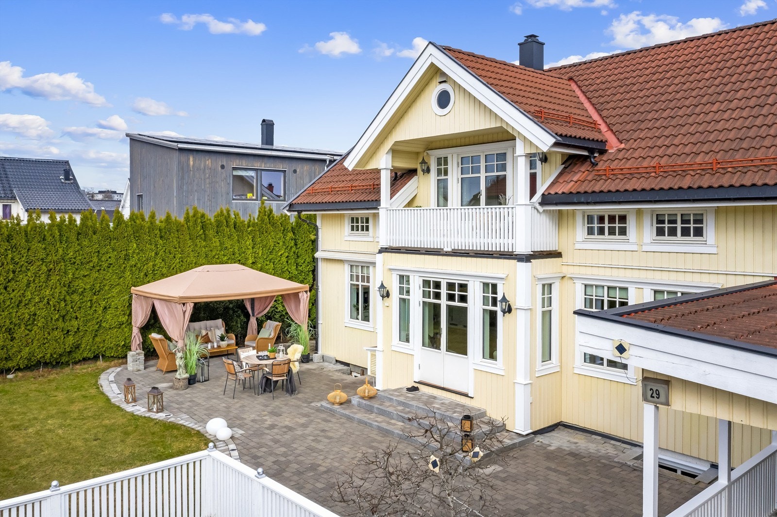 På årets varme dager fungerer uteplassen naturligvis godt som en forlengelse av boligen. Galleribilde