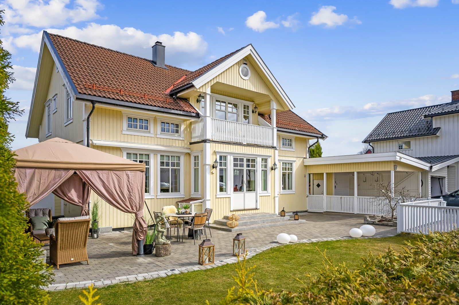 Huset er plassert langs øst på tomten slik at uteplassen ligger på vestsiden. Her kan du nyte soldagene, og invitere venner og kjente. I tillegg er det en praktisk utebod. Galleribilde