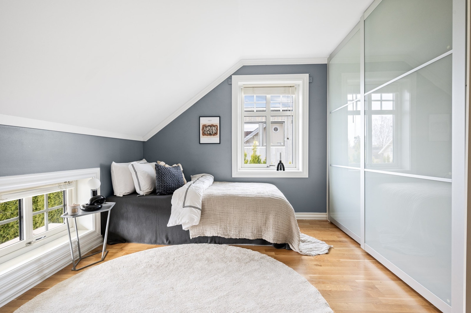 Soverom III er også av god størrelse med plass til seng og garderobeskap. Galleribilde