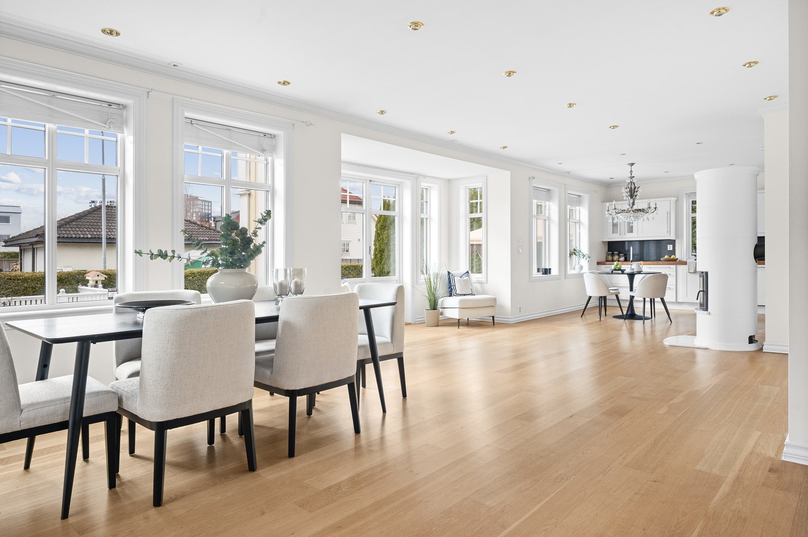 Stuen er meget romslig og kan følgelig enkelt møbleres med et stort spisebord. Store rom og generøse vindusflater skaper umiddelbart en god atmosfære. Galleribilde