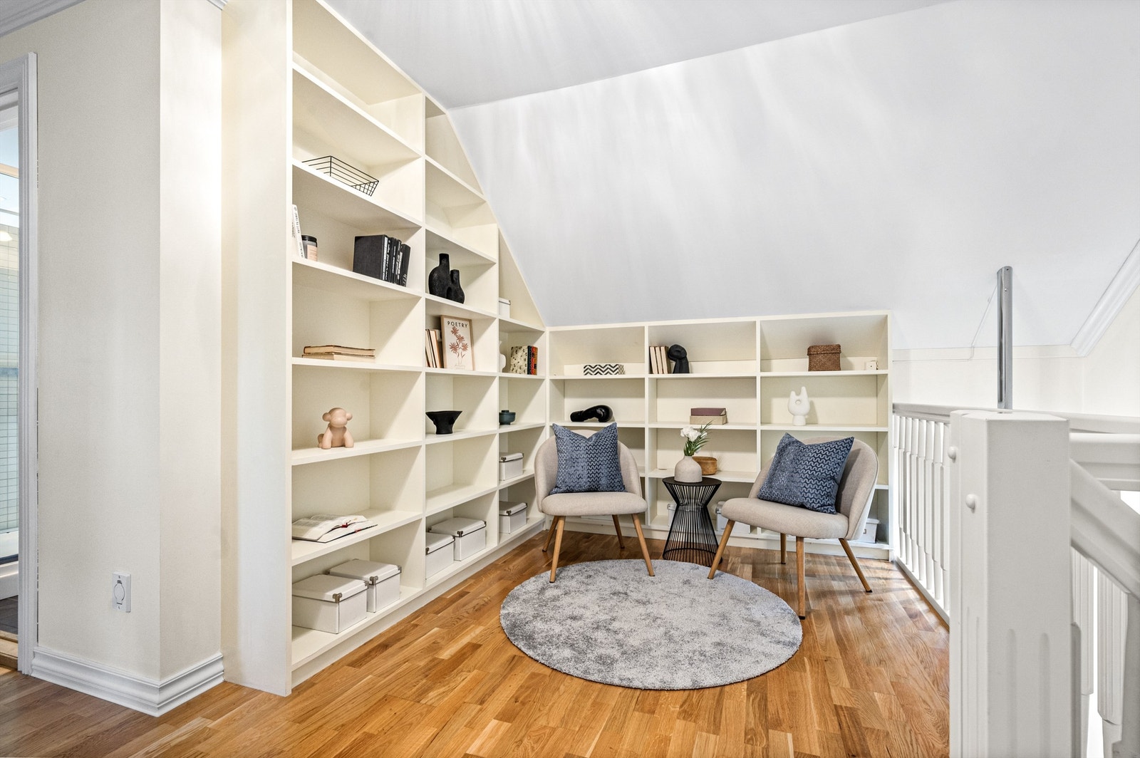 Boligens 2. etg. oppleves som en tilbaketrukket og stille "soveromsavdeling" og inkluderer fire soverom, omkledningsrom, hovedbaderom og veranda. Galleribilde