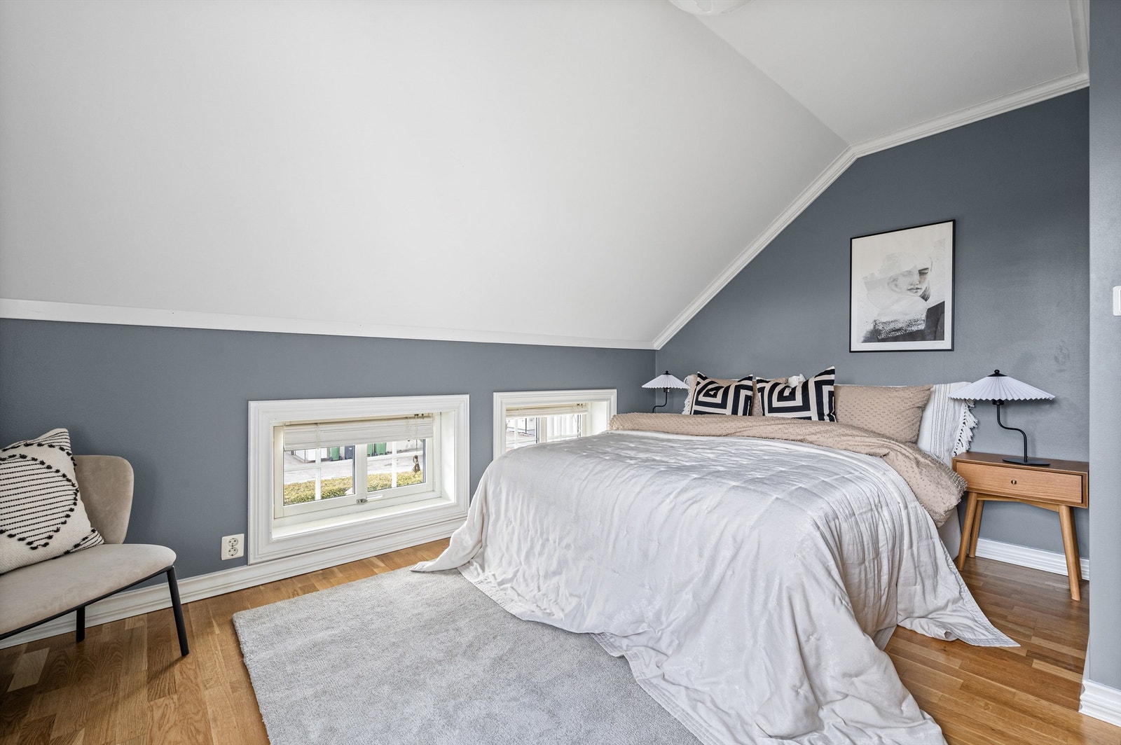 Hovedsoverommet er av god størrelse og kan enkelt innredes med dobbeltseng med tilhørende nattbord og ønsket oppbevaring. Galleribilde