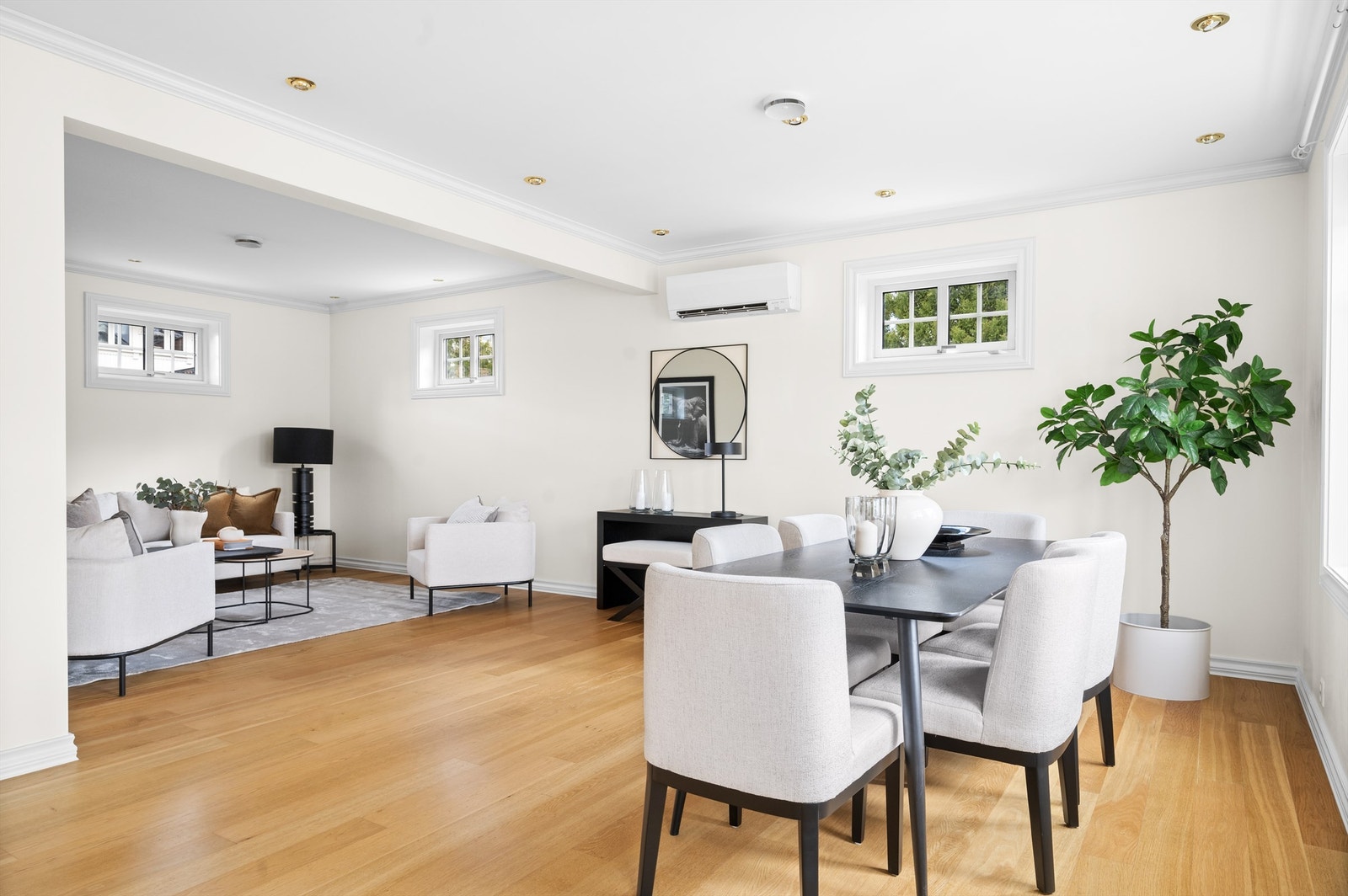 Stuen fremstår lys og luftig med lyse overflater og store vindusflater som slipper inn rikelig med lys. Det er installert varmepumpe med aircondition. Galleribilde