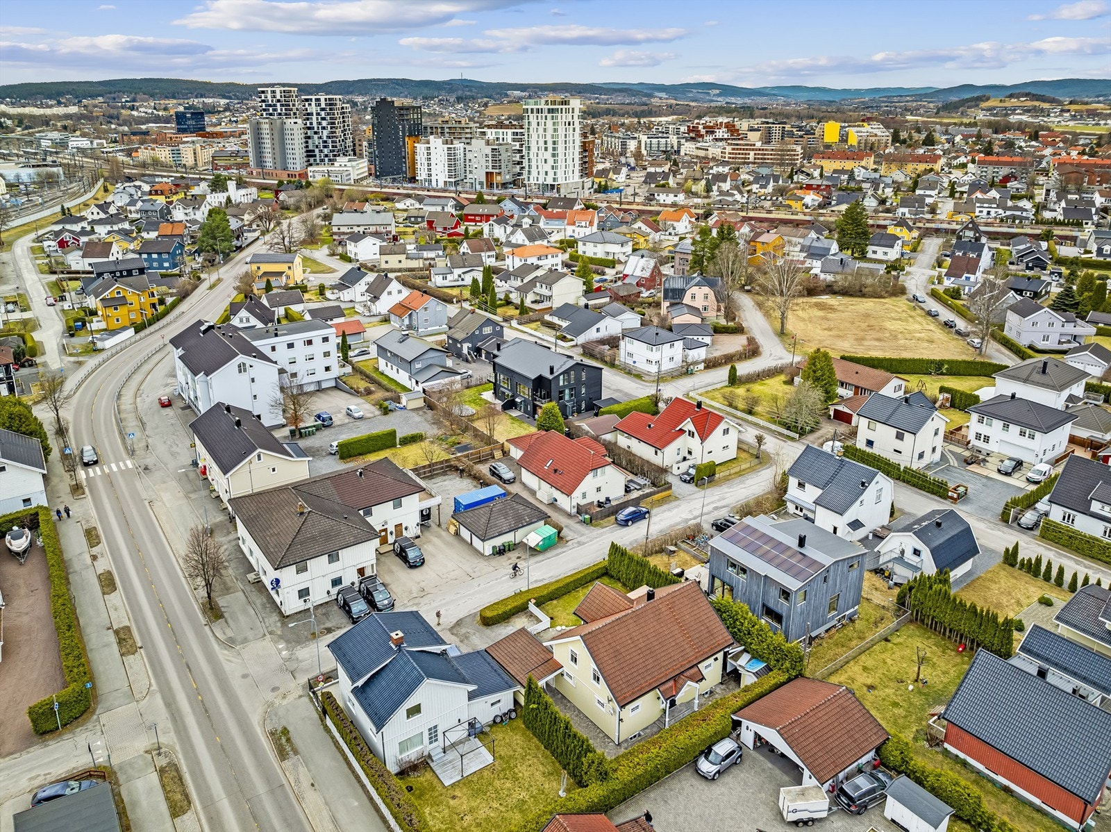 Roen i nabolaget gir følelse av en behagelig avstand fra byen. Det er kort avstand til nærmeste busstopp, og kort gangavstand til Lillestrøm sentrum. Fra Lillestrøm stasjon går det hyppige avganger retning Oslo. Galleribilde