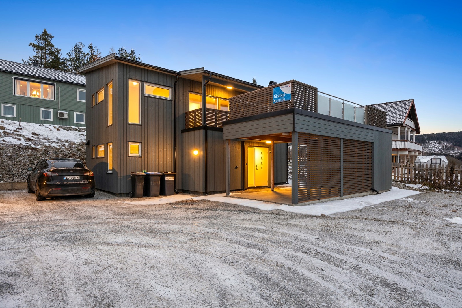 Tomten har utsikt til Guldbergaunet, Skjefte, Oftenåsen og delvis byen/fjorden. Galleribilde