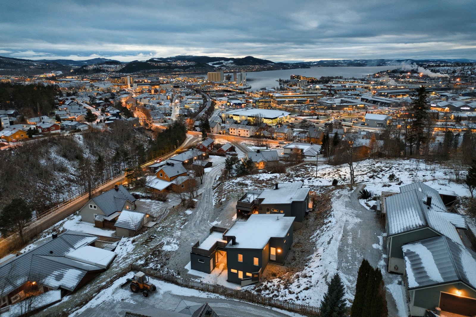 Dette moderne huset har effektive romløsninger og består av fire soverom, selveiet tomt og gode solforhold. Galleribilde