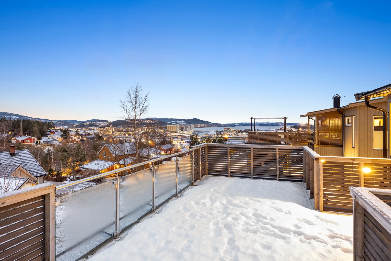 Flott utsikt mot fjorden og Steinkjer by. Galleribilde