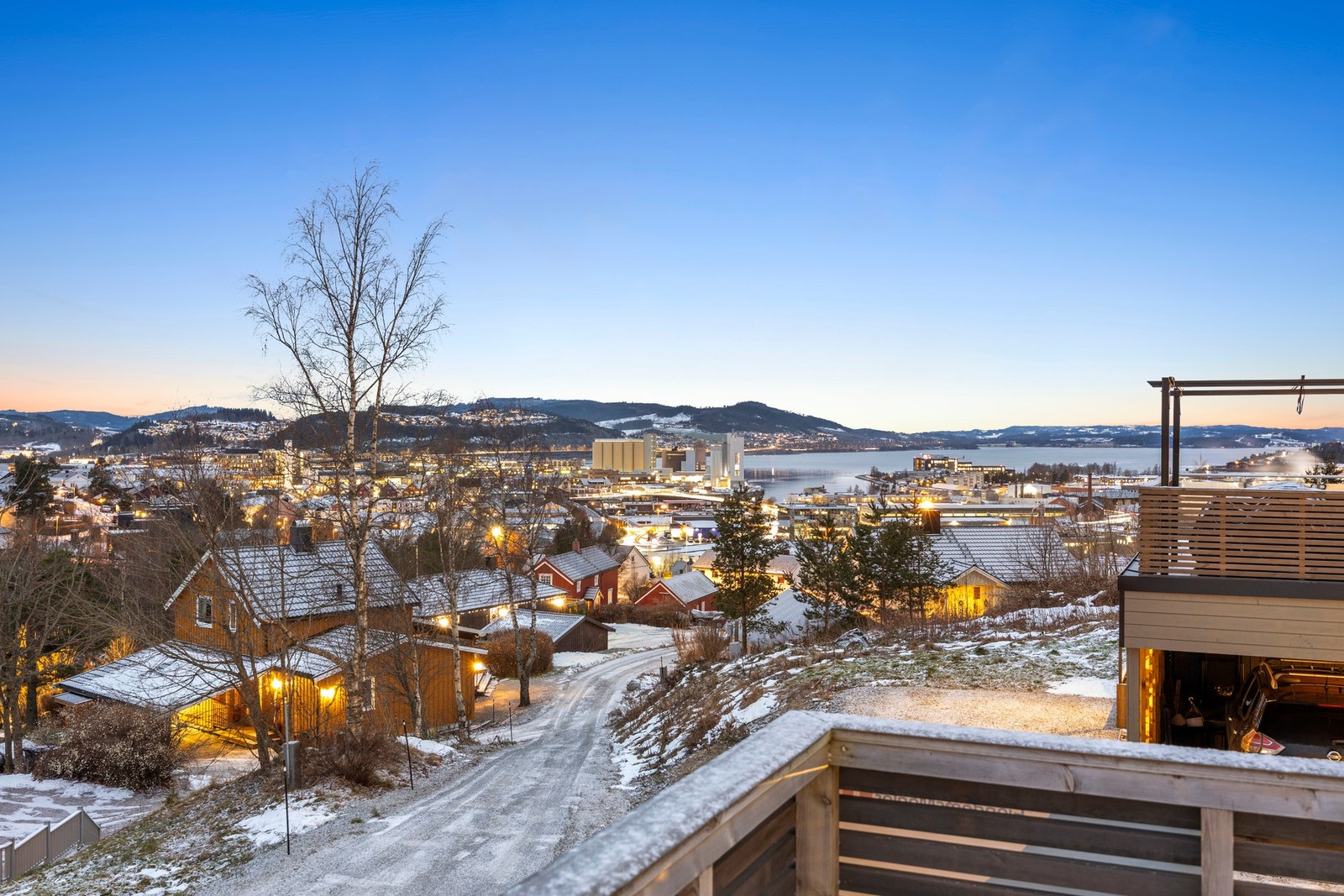 Nyoppført enebolig med snarlig overtakelse. Attraktiv beliggenhet med flott utsikt. Boligen går over to plan og har en utvendig carport med tilhørende sportsbod. Galleribilde