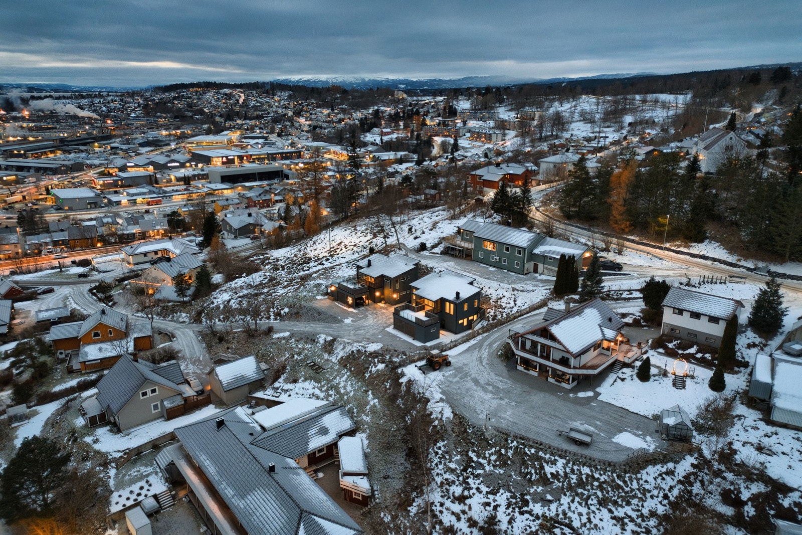 Gangavstand til sentrum med alle funksjoner, barne- og ungdomsskole og barnehager på Egge. Galleribilde