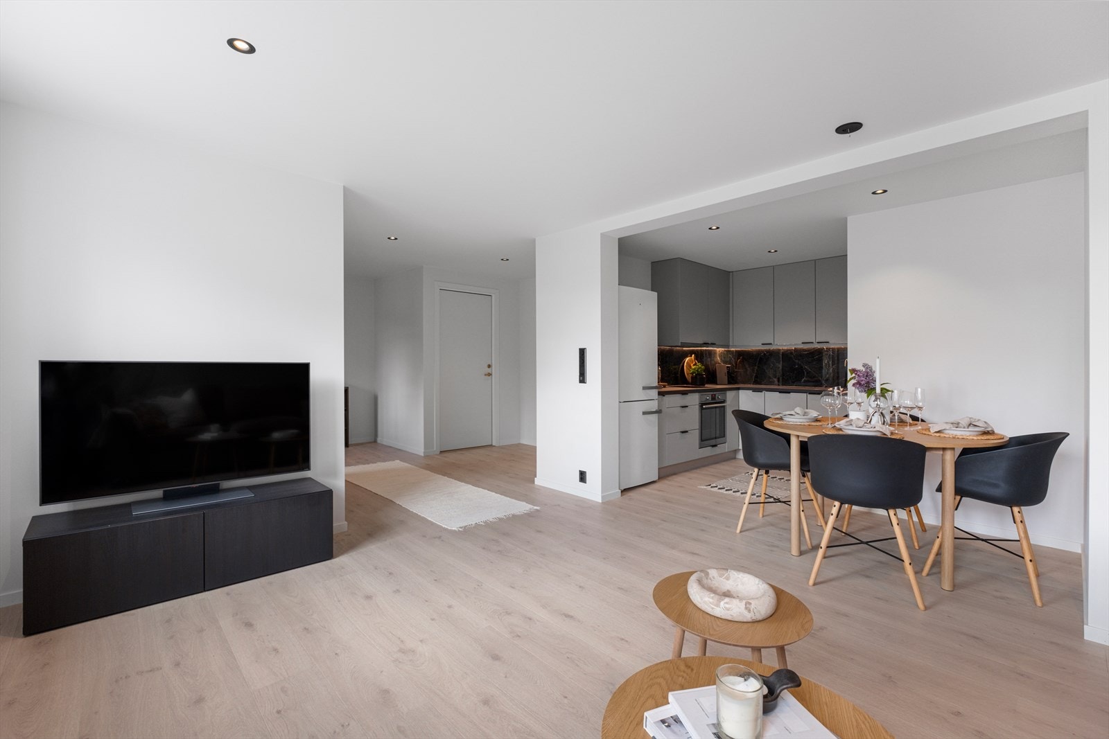 Stuen har åpen kjøkkenløsning Galleribilde