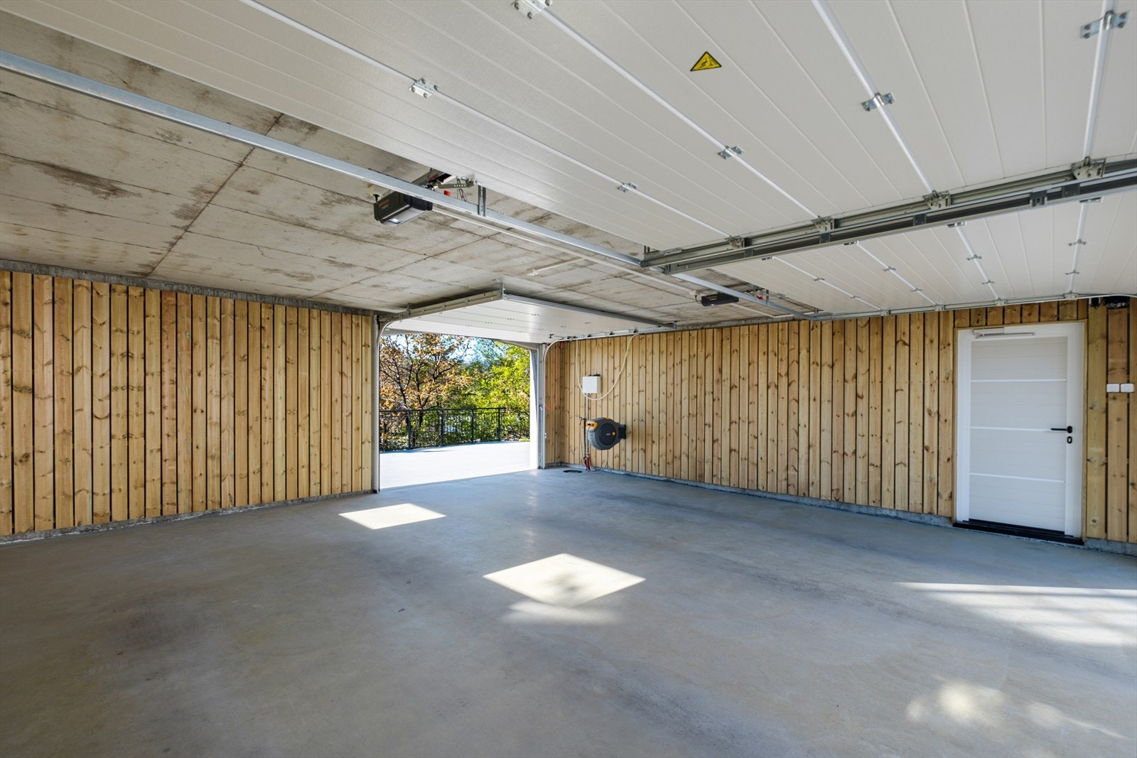 Port til sydsiden av garasje så du kan kjøre bil gjennom for parkering av enten bil eller henger/båt. Galleribilde