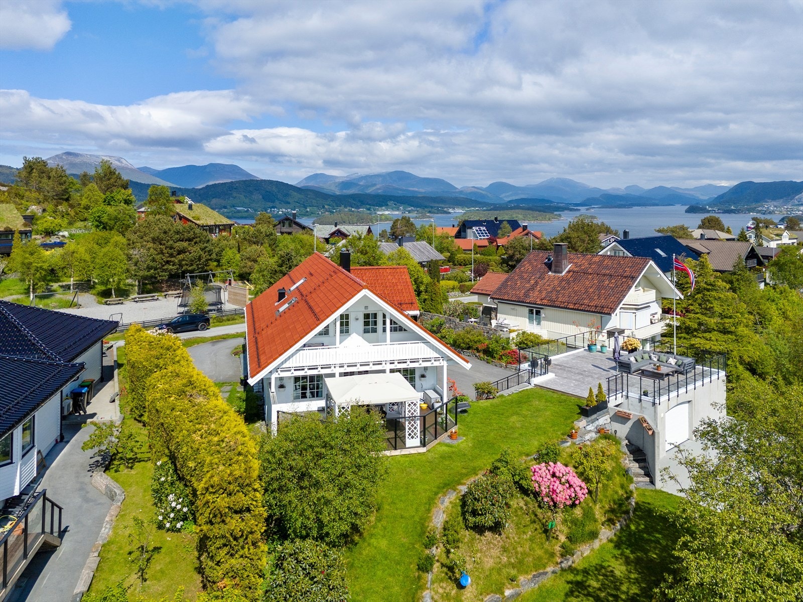 Boligen har svært fine uteområder og garasje til 3 biler. Galleribilde