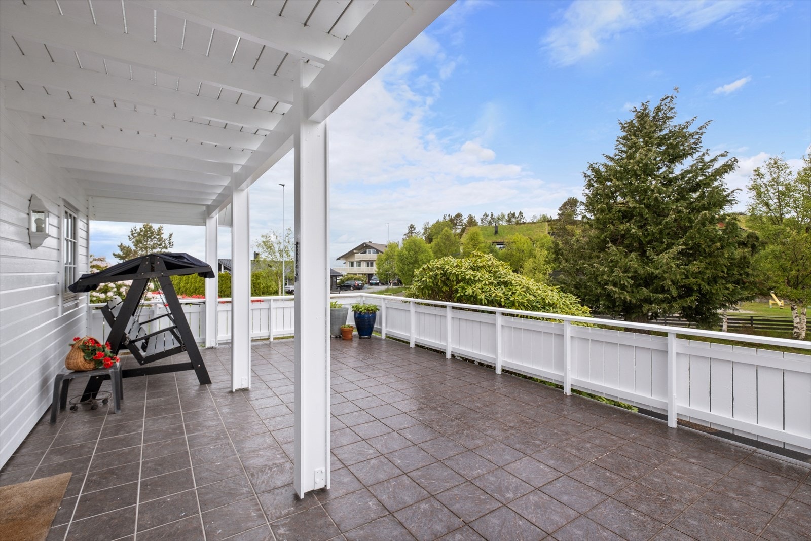 Deilig dekke med utgang fra kjøkken Galleribilde